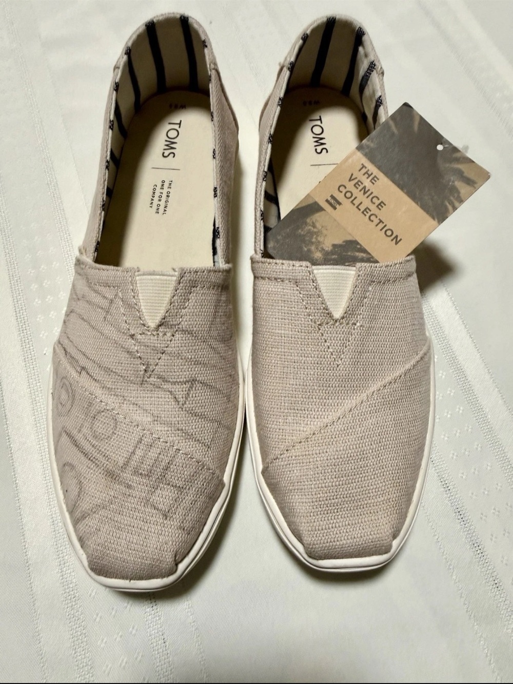 TOMS Venice Collection Womens Size
9.5 Asymmetrical Text Print Slip On Shoes
HTF